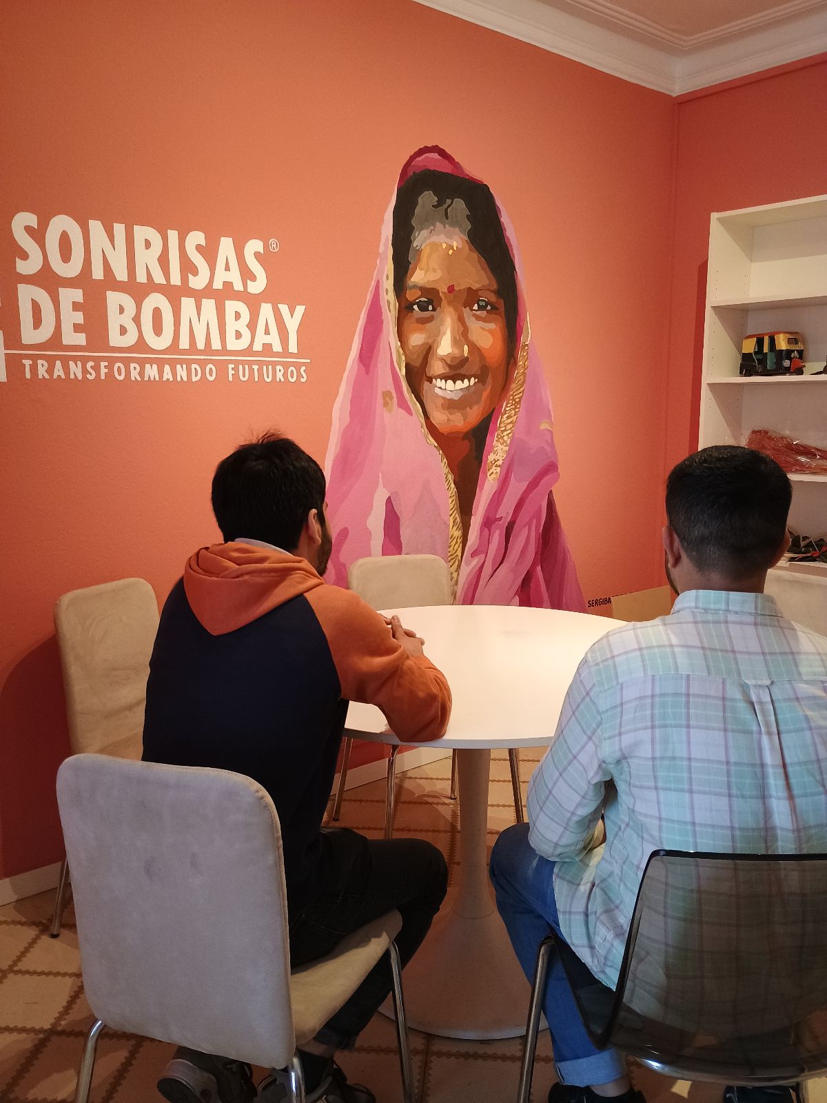 Javed y Abdul, supervivientes de trata laboral, en la oficina de Sonrisas de Bombay en Barcelona